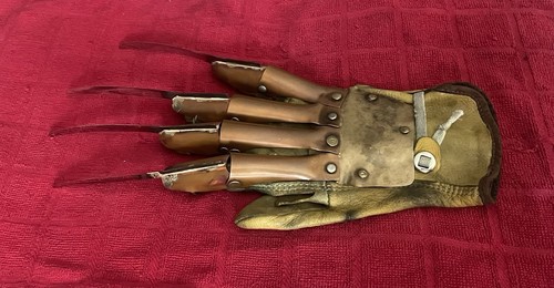 Freddy Pt2 Template Glove - Picture 4 of 9