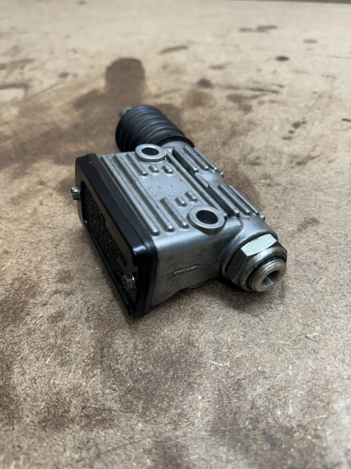 Cilindro maestro de freno trasero genuino Harley Davidson Sportster 1200 883 1988-2003 Foto 4 de 4