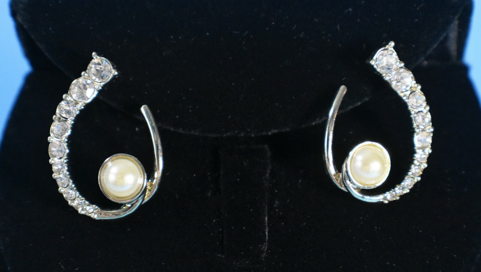 New AVON Ellea Cream Hoop Earrings in Original Box-image