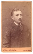 Fotografie Claus Knudsen, Christiania, Storthingsgaden 14, Porträt eines Mannes 