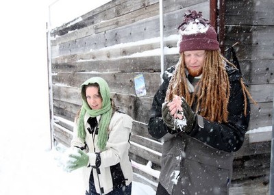 Musician Newton Faulknerand his girlfriend snowball fight after pe- Old Photo 2