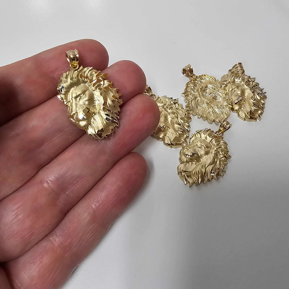 Collar colgante dorado cara de león corte brillante Foto 2 de 4