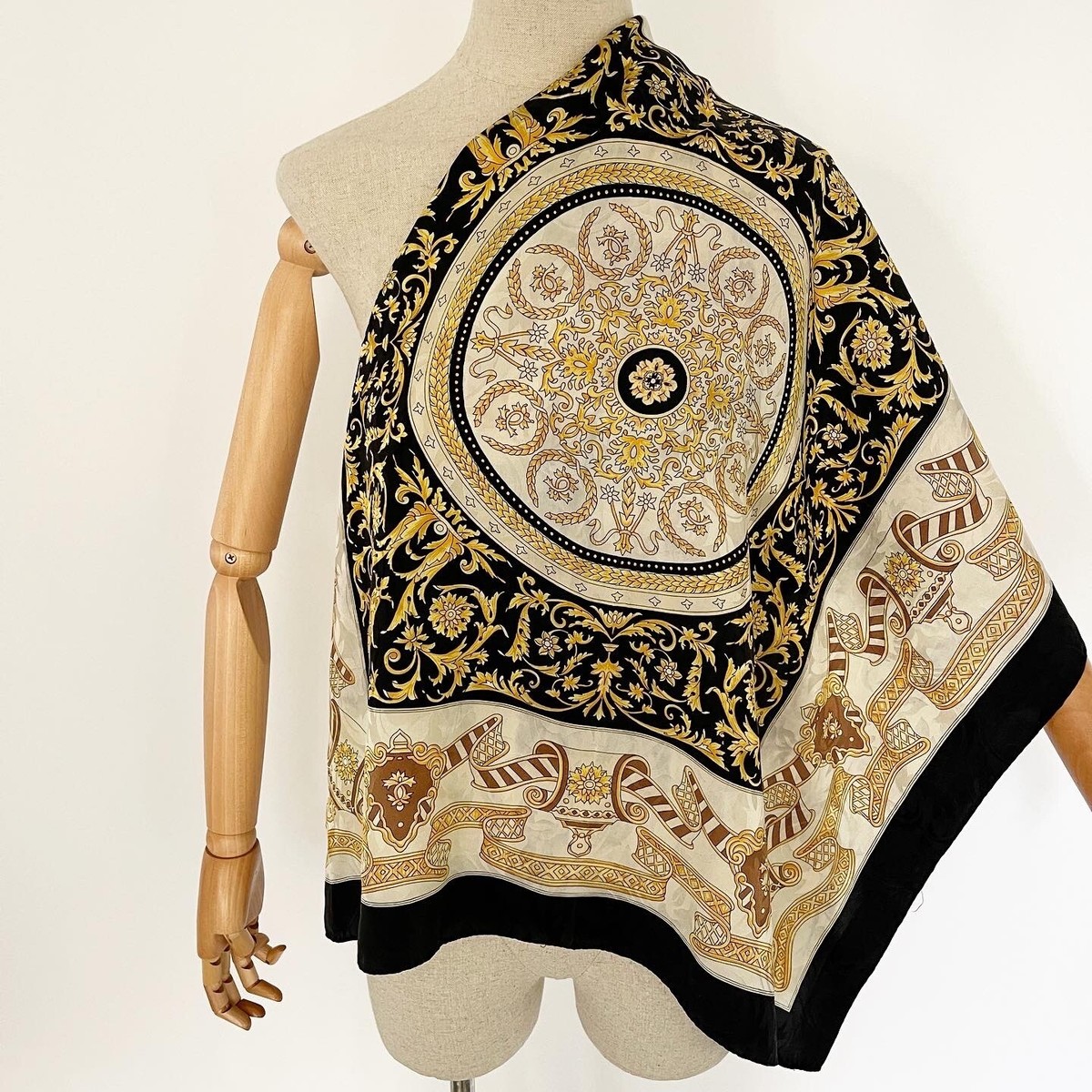 VALENTINO正規品/送料/関税込み Silk scarf VALENTINO DROP Vintage Silk Scarf | eBay