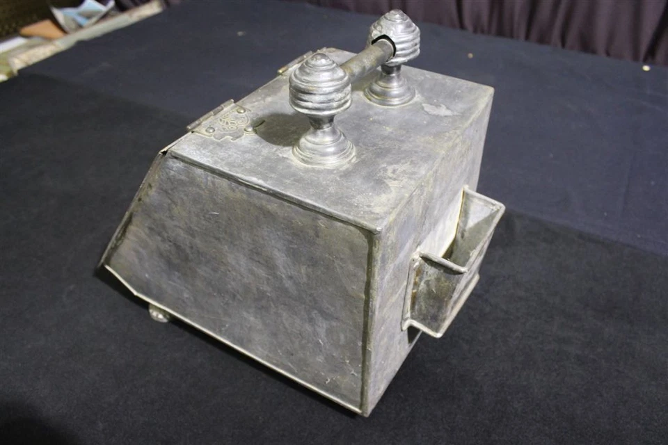 Antigua caja de carbón para chimenea de tres patas de hojalata en excelente estado Foto 2 de 4