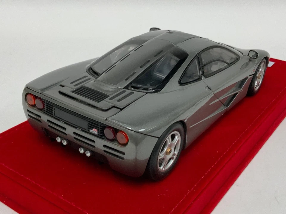 1/18 UT Models Mclaren F1 Street Car en gris conjunto sobre base de gamuza AB193 Foto 3 de 4