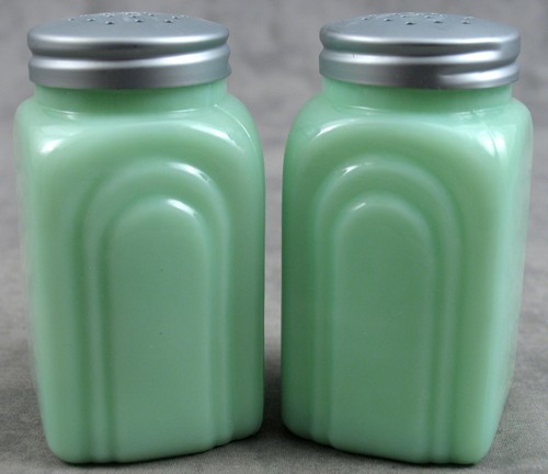 JADEITE GREEN GLASS TROPICAL PINK FLAMINGO SALT & PEPPER SHAKER SET - Picture 3 of 4
