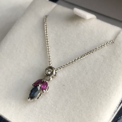 Collana Oro Bianco 750°/°° 18kt. Ciondolo Diamante Rubini Zaffiro Naturali - Foto 4 di 10