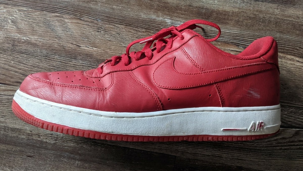 靴 NIKE AIR FORCE 1 '07 PLAYERS Varsity Red Nike Air Force 1 (AF1) Low 07 LV8 Sport NBA Varsity Red