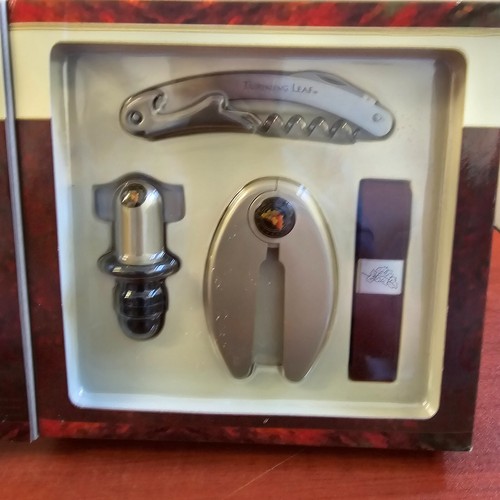 Ernest & Julio Gallo Turning Leaf Wine Lovers Gift Set & Wine Paring Leaflet - Picture 5 of 23