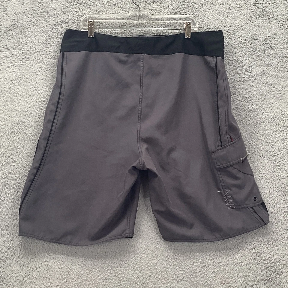 Shorts de prancha vintage Gotcha masculino 38 cinza preto vermelho gráfico soletrado bolso de surf - Imagem 2 de 4