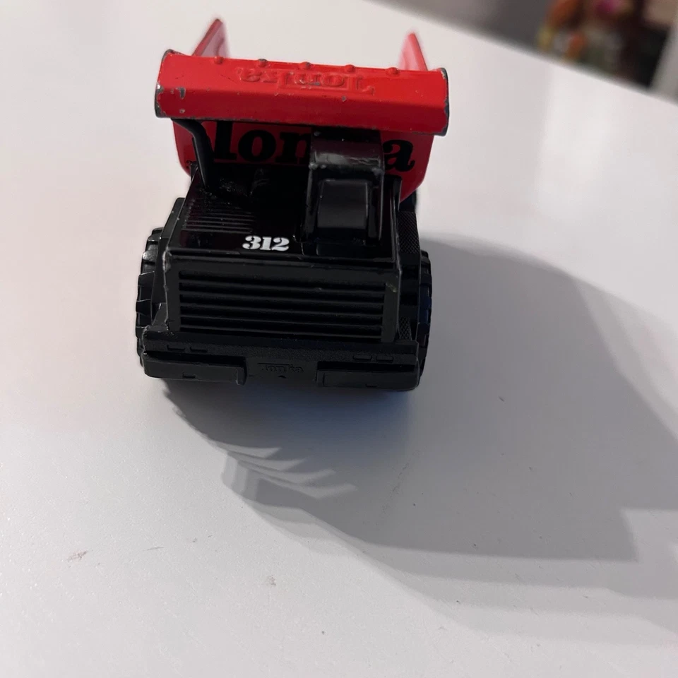 Camión de volteo Tonka 2007 rojo y negro de metal/plástico modelo de juguete Foto 3 de 4