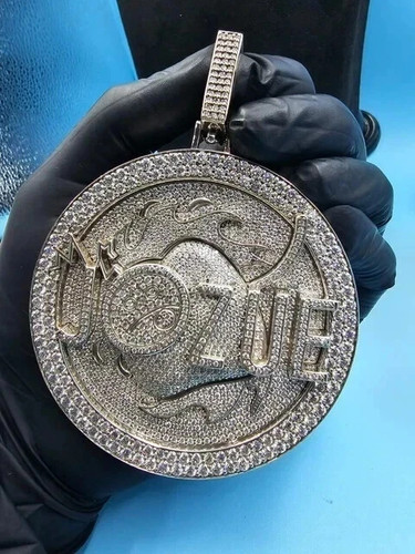 Ciondolo Uomo 4,00 Ct Taglio Tondo Moissanite Nome Personalizzato Placcato Oro Bianco 14K - Foto 6 di 9