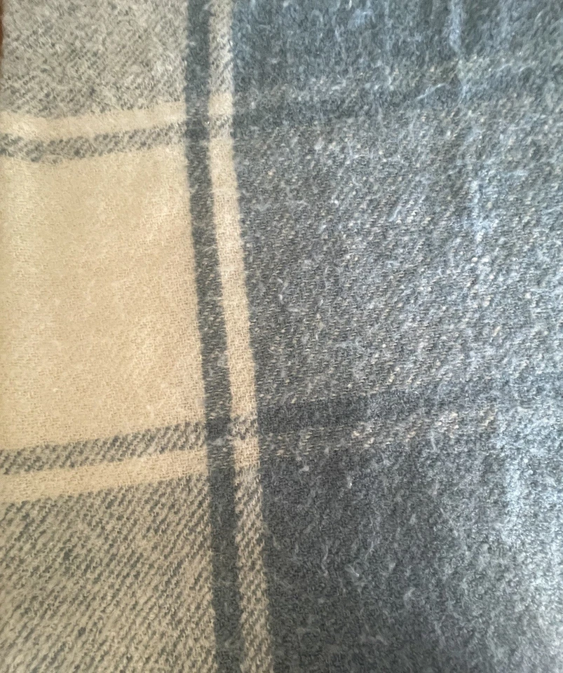 Sofá de 48 x 68" vintage Churchill Weavers suave tejido a mano azul blanco con flecos Foto 2 de 4