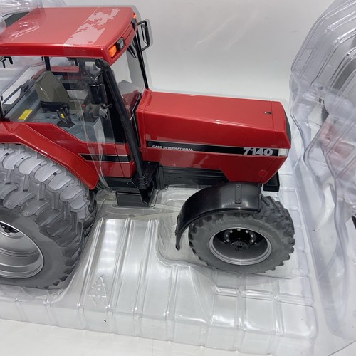 ERTL Tomy Case IH 7140 Magnum Tractor 2012 - 1/16 Scale Die-Cast Metal 16216A - Picture 13 of 16