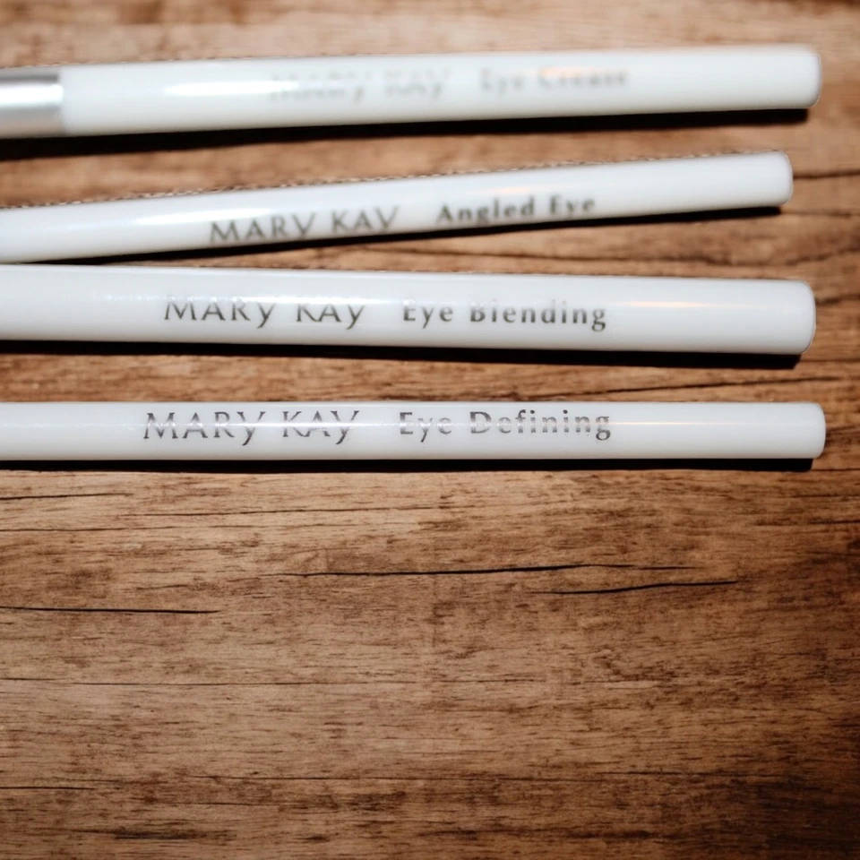 Juego de 6 brochas de maquillaje Mary Kay en estuche de metal plateado con estuche de viaje Foto 2 de 4