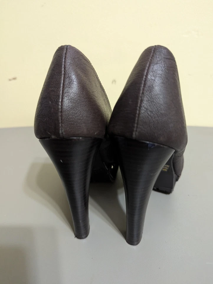 Zapatos de tacón alto Just Fabulous con tachuelas, talla 9 de EE. UU. Café marrón. Foto 4 de 4