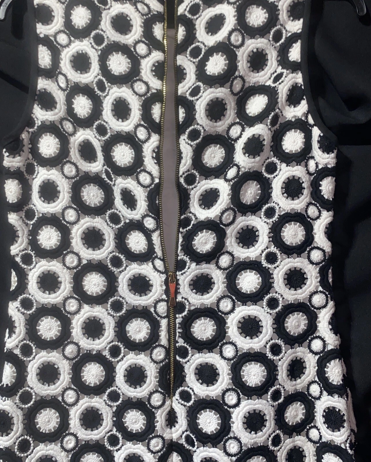 Abito Kate Spade. Uncinetto bianco e nero. Abito senza maniche a turni