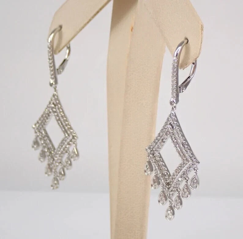 Pendientes colgantes colgantes redondos de moissanita de 1,30 quilates enchapados en oro blanco de 14 k Foto 3 de 4