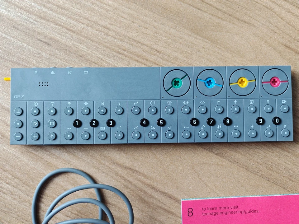 Teenage Engineering OP-Z Multimedia Synthesizer und Sequenzer im Case - Bild 3 von 4