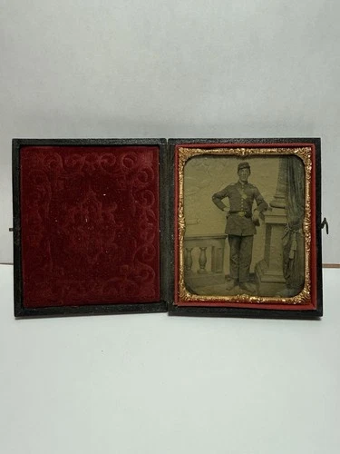 1/6 PLATE TINTYPE CIVIL WAR UNION SOLDIER, M1858 9 BUTTON FROCK STUDIO SCENE