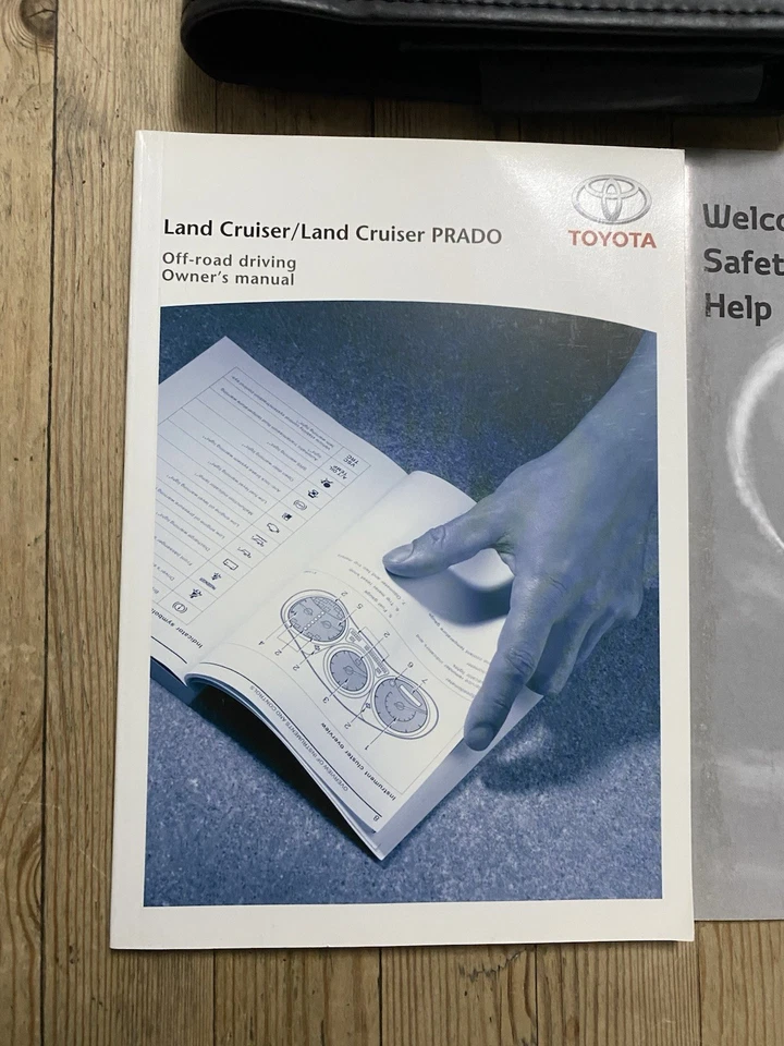 08-12 TOYOTA LANDCRUISER OWNERS MANUAL HANDBOOK & WALLET print 2011 Ref19687 - Image 2 of 4