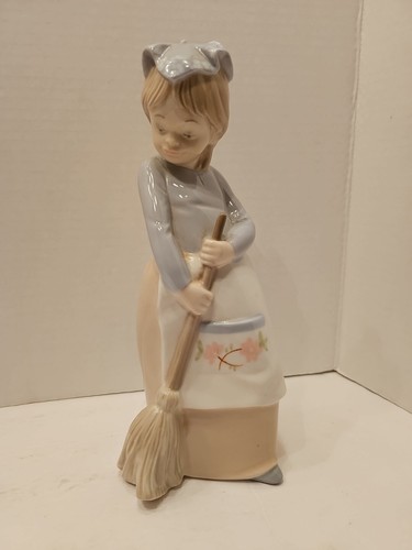 Zaphir Spanien Porzellan 9" Figur Mädchen in Blumenschürze fegender Besen