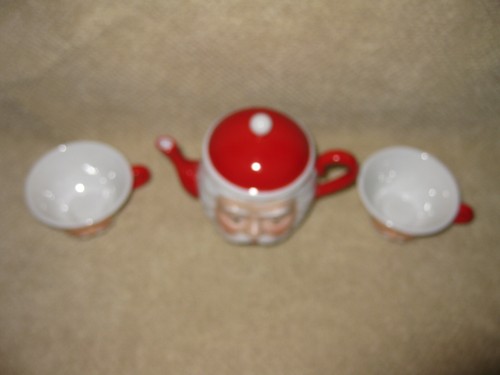 SANTA MINIATURE TEAPOT AND 2 CUPS, DEPT 56, READY TO HAVE A TEA PARTY! - Picture 18 of 18