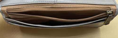 Cartera triple plegable HOBO Rachel Continental poco usada bloqueo de beso madera a la deriva precio de venta sugerido por el fabricante $168 - Imagen 8 de 12