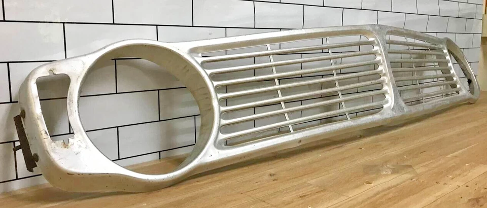 Volvo 140 142 144  1967-1971 Model Front Grille. Used Item Foto 4 de 4