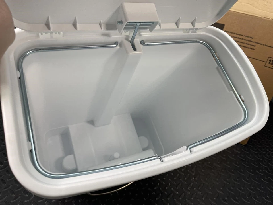 Contenedor paso a paso Rubbermaid Slim Jim, escalón delantero, 15L/4 gal - sin usar Foto 4 de 4