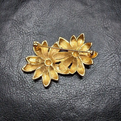 Vintage Signed MONET Flower Clear Rhinestone Gold Tone Pin Beooch. 15.856 - Picture 5 of 6