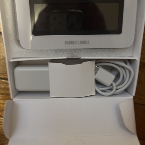 Nook Barnes & Noble 1st Edition E Reader BNRV100 White WiFi 2GB New Open Box - Picture 5 of 7