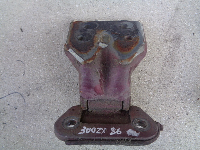 1986 NISSAN 300ZX (2+2) FRONT DOOR HINGES LOWER & UPPER PAIR