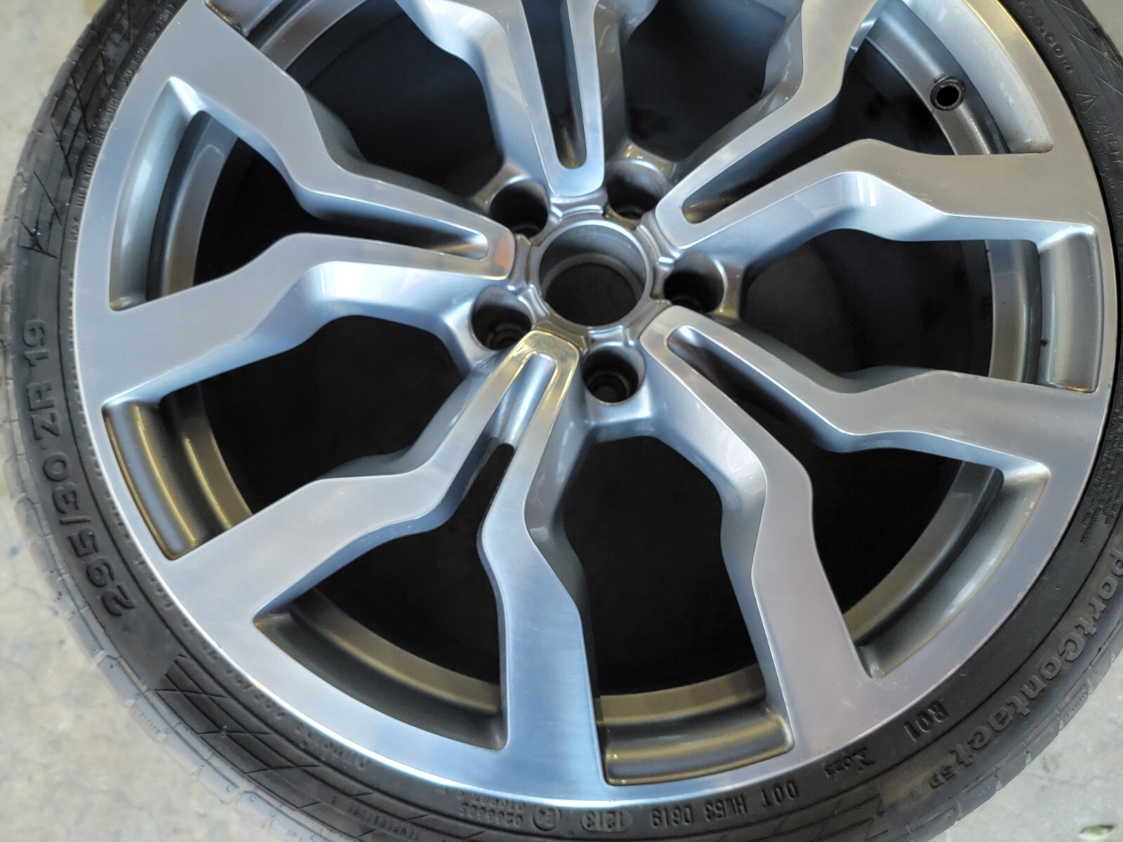 AUDI R8 FRONT RIM WHEEL WITH TIRE OEM 420601025AN