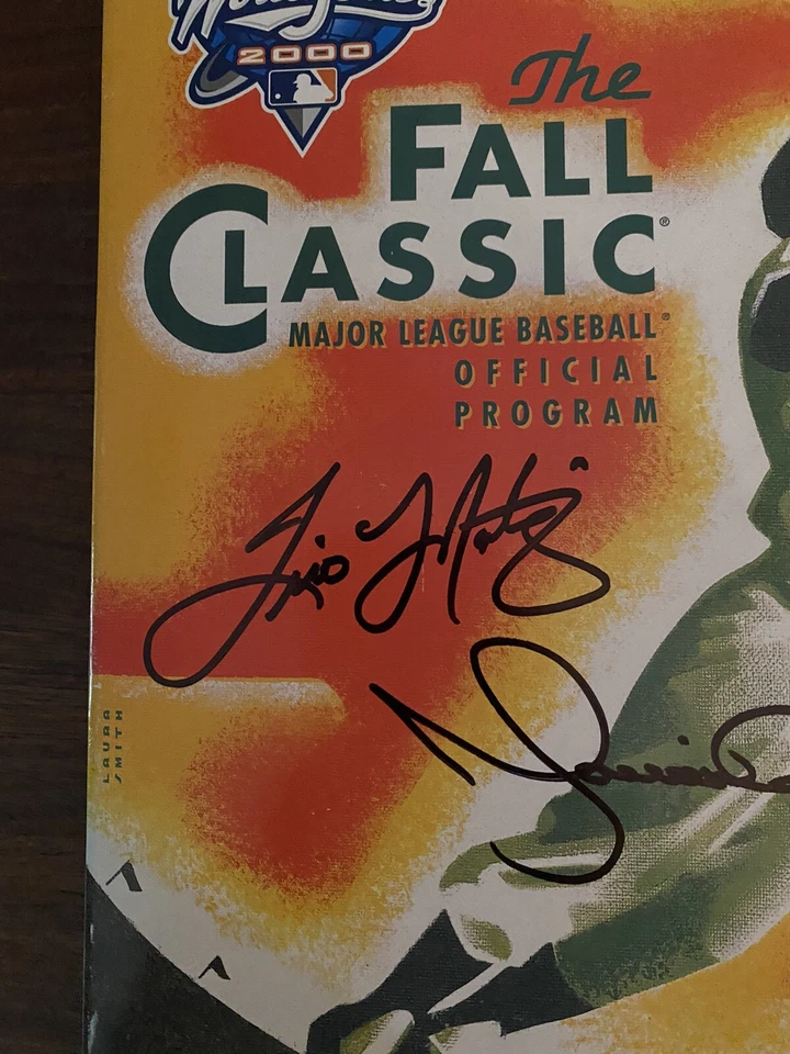 Mariano Rivera y Tino Martínez firmaron el programa oficial Serie Mundial 2000 Foto 2 de 4