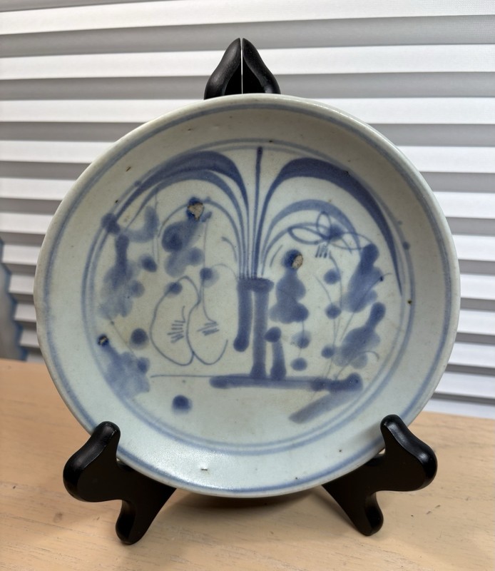 Late Ming Dynasty Blue and White Porcelain Plate with "Bundle of Lotus" Motif