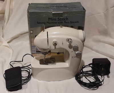 Nähhandwerk: ''Mini Stitch'' 2 Geschwindigkeiten Nähmaschine, Stromkabel/akkubetrieben.