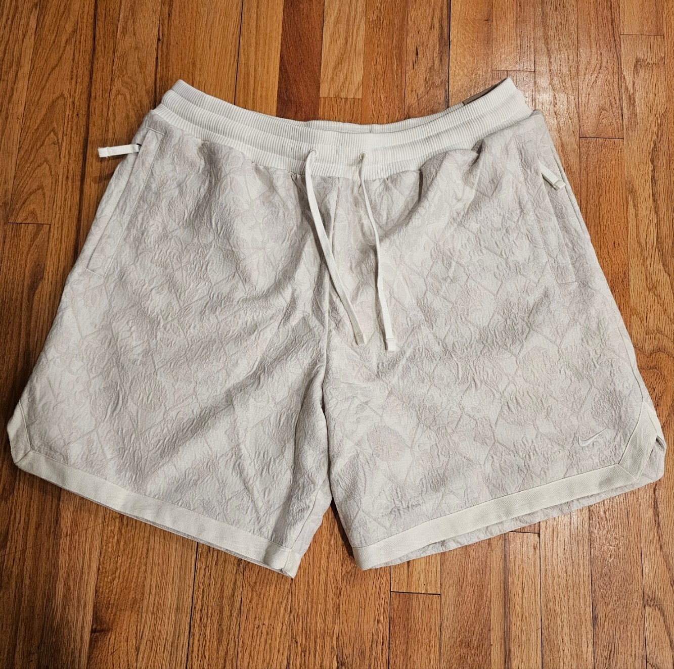 OFF WHITE X NIKE Pantaloncini da uomo taglia 2XL Nike DNA Repel 8' Devin Booker Pale Ivory Sail FN2680 110