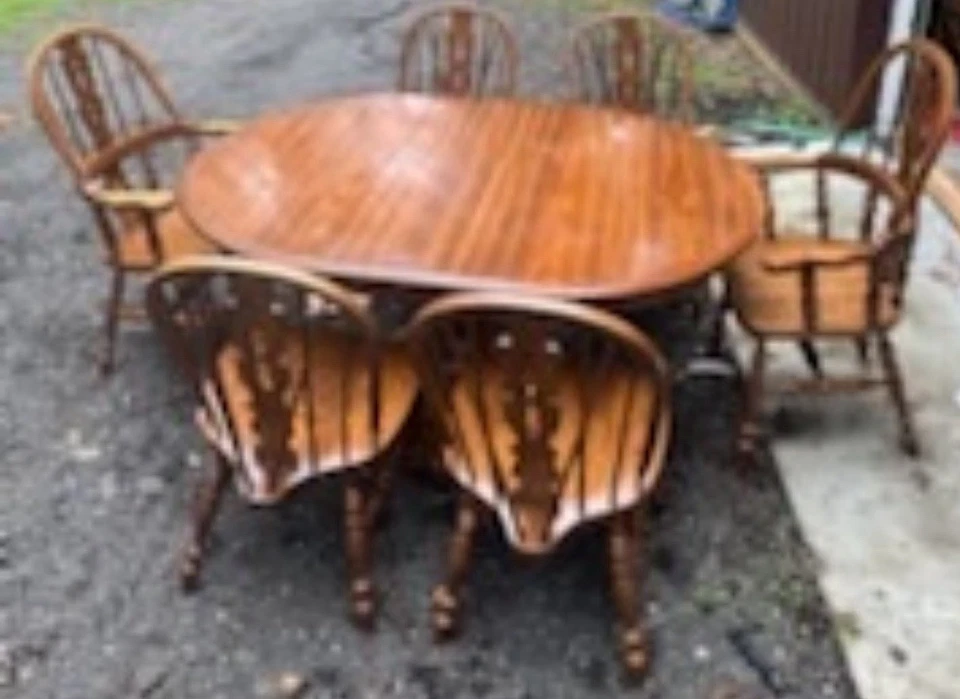 Juego de mesa de comedor vintage de roble de 8 piezas para granja con 6 sillas Windsor con respaldo de violín Foto 2 de 4