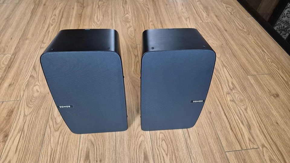 2 X Sonos Play 5 2nd Gen Smart Speaker - Black and heavy duty wall brackets - Image 2 of 4