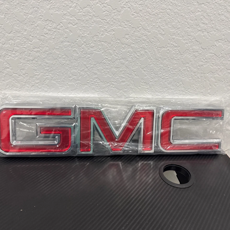 2007-2013 GMC Sierra передняя решетка красный GMC эмблема шильдик новый OEM 22761795 - Изображение 2 из 4