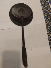 ANCIEN MOULE A GAUFRES , GAUFRIER EN FONTE . GAUFFRETTE ET SOCLE RETOURNEMENT 50