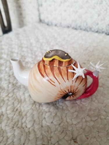 2 Khien Ceramic Shell or Sea snail and Apple girl miniature Teapots Figurines - Picture 7 of 9