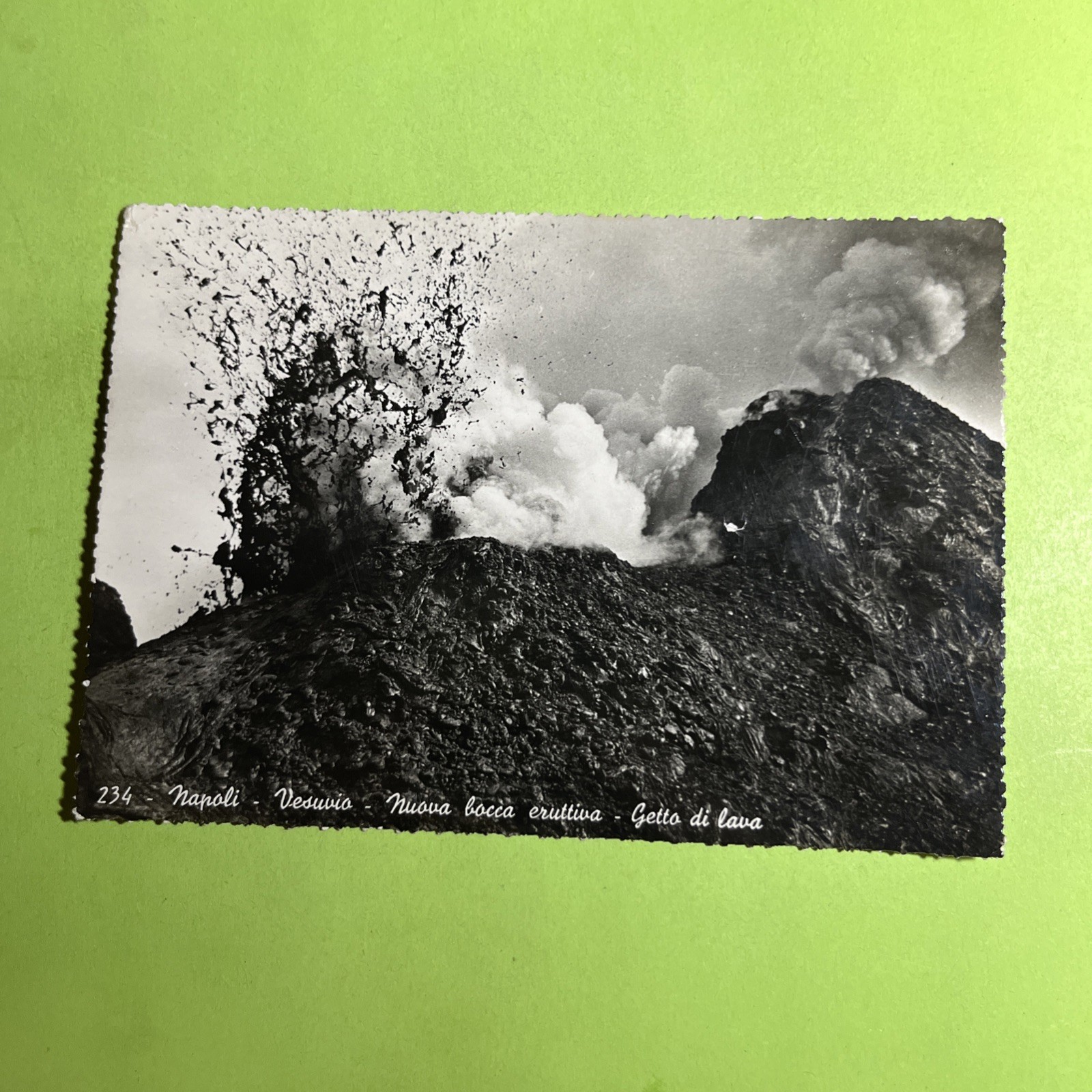 NAPOLI VESUVIO NUOVA BOCCA ERUTTIVA GETTO LAVA - CARTOLINA BIANCO E NERO