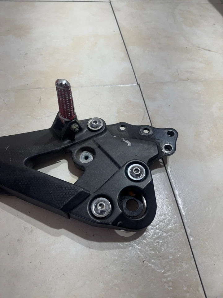 Комплект опор для левой ноги 2009-2017 Yamaha Fz6r - Изображение 2 из 4