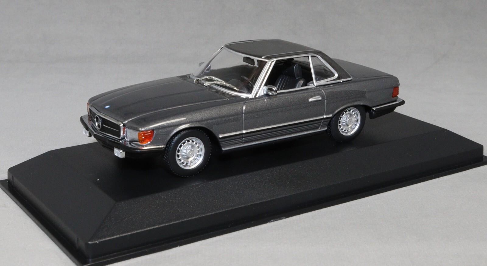 Minichamps Maxichamps Mercedes-Benz 350SL Hardtop R107 in Grey 1974 940033451