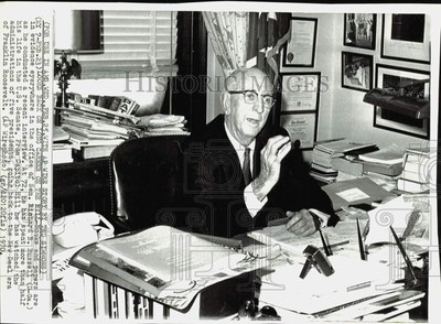 1970 Press Photo Senator Richard B. Russell speaks with newsmen at his office