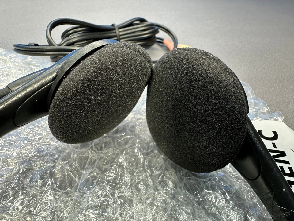 NUANCE DRAGON SPEECH RECOGNITION SOFTWARE DVD-ROM VERSION 13 + HS-GEN-C HEADSET - Image 4 of 4