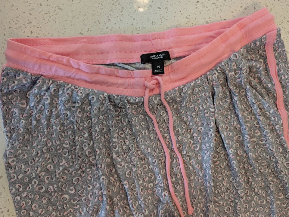 Parte inferior de pijama recortado con estampado animal rosa y blanco Simply Verawang para mujer talla M Foto 3 de 4