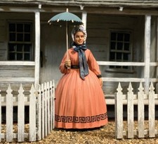 BRITAINS VILLAGE GREEN 35012 MISS HANNA OUT FOR A STROLL